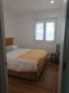 1 dormitorio con cama y ventana en El Manzanal - gateway to the mountains and Bilbao, en Llodio