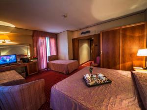 Postel nebo postele na pokoji v ubytování Hotel Valdarno