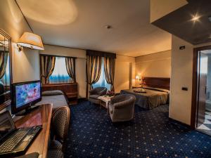 um quarto de hotel com uma televisão e uma cama em Hotel Valdarno em Montevarchi