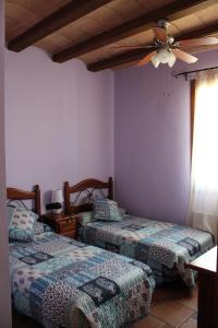 Postel nebo postele na pokoji v ubytování HOSTAL LA SAVINA
