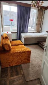 1 dormitorio con 2 camas y ventana en Private room in the centre of Tilburg, en Tilburg