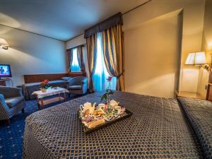 Postel nebo postele na pokoji v ubytování Hotel Valdarno