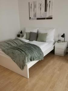 Postel nebo postele na pokoji v ubytování Central Alpha Apartment 7min to the city centar