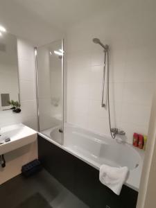 Koupelna v ubytování Central Alpha Apartment 7min to the city centar