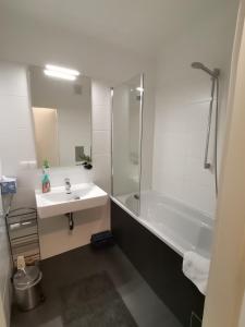 Koupelna v ubytování Central Alpha Apartment 7min to the city centar