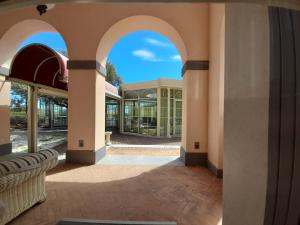 un accès voûté à un bâtiment avec fenêtre dans l'établissement Villa Ersilia, à Soverato Marina