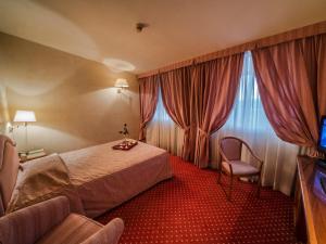 Postel nebo postele na pokoji v ubytování Hotel Valdarno