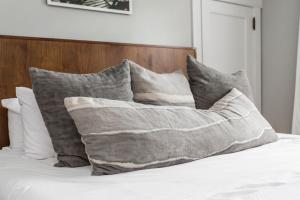 een stapel kussens bovenop een bed bij Clara and Russell Stover at Southmoreland on the Plaza in Kansas City +12 foto's