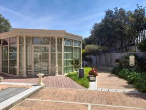 a house with a conservatory in a garden at Villa Ersilia in Soverato Marina