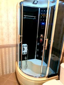 La salle de bains est pourvue d'une douche et de toilettes. dans l'établissement Apartament me qera Lungomare Vlore Mari, à Vlorë