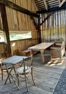 een kamer met een tafel en stoelen in een hut bij Critz Cross in Criţ