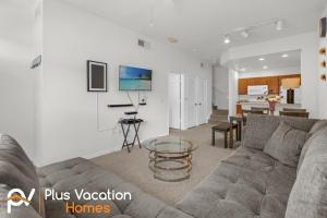 sala de estar con sofá y mesa en 2222 Venettian Bay retreat- 3 bedroom full of amenities, en Kissimmee