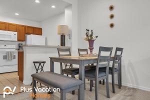 y cocina con mesa de comedor y sillas. en 2222 Venettian Bay retreat- 3 bedroom full of amenities, en Kissimmee