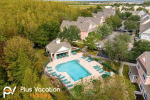 una vista aérea de una casa con piscina en 2222 Venettian Bay retreat- 3 bedroom full of amenities, en Kissimmee