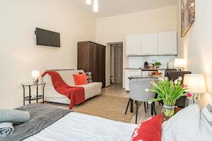 a living room with a bed and a kitchen at Apartamenty Przytulne Starówka Old Town Ogarna in Gdańsk