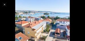 una vista aérea de una ciudad con río y edificios en Apartment Asea en Zadar