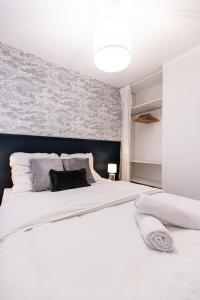 Cama ou camas em um quarto em La Parenthèse - Résidence Hestia