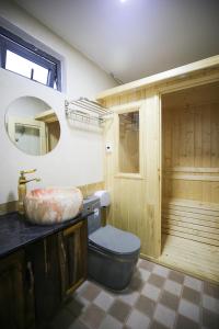 Ένα μπάνιο στο Ngọc Đông Phương Villa Home