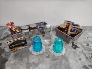 una mesa cubierta con dos vasos y una cesta de comida en Atropos Varvara, en Posidhonía