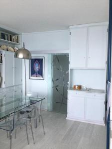 A kitchen or kitchenette at Marina Capo Pino