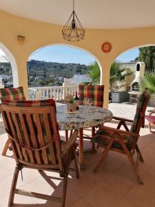 - une table et deux chaises sur la terrasse dans l'établissement Bellavista I, à Fanadix