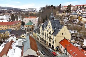 una vista aerea di una città nella neve di Hotel Obecní dům a Semily