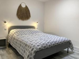 En eller flere senge i et værelse på Maison 2 chambres port de plaisance