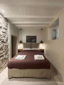 Nespola di Campiello في مدينة كورفو: غرفة نوم عليها سرير وفوط
