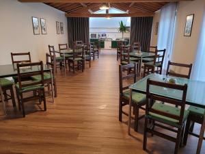 un comedor con mesas y sillas y una habitación con vistas al océano en Casa de Fervença 