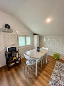 a dining room with a table and chairs in a room at Casa en San Pantaleón in Paderne