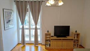Televízia a/alebo spoločenská miestnosť v ubytovaní Deluxe Apartman Pervan