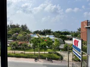 una vista de una calle con motos estacionadas en un parque en Hoàng Anh Côn Đảo Hotel en Con Dao
