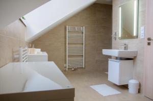 Koupelna v ubytování Apartmánový dům Sklípek + 37 fotografií