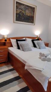 Postel nebo postele na pokoji v ubytování Deluxe Apartman Pervan