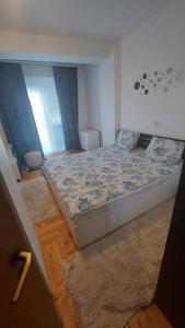 una camera con un grande letto di Dushko's apartment a Ohrid