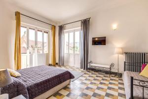 pokój hotelowy z łóżkiem i oknem w obiekcie AwesHomeItaly - Bay Windows Apartment w mieście La Spezia