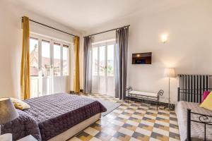 una camera d'albergo con letto e finestra di AwesHomeItaly - Bay Windows Apartment a La Spezia