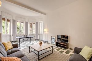 salon z kanapą i stołem w obiekcie AwesHomeItaly - Bay Windows Apartment w mieście La Spezia