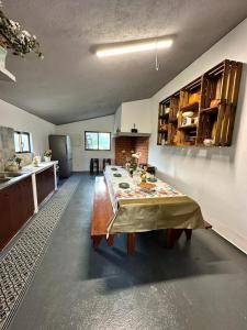 een keuken met een lange tafel in een kamer bij Casa Vicente in Lamego