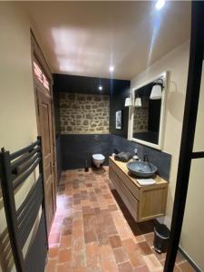 een badkamer met een wastafel en een toilet bij Domaine Des Tours Vauquelin in La Fresnaye-au-Sauvage