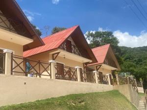 a house with a red roof at Chalé Kalmaria in Guaramiranga