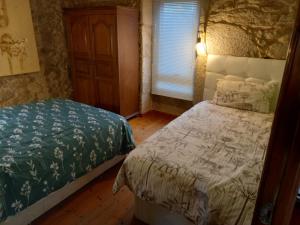 Un dormitorio con una cama y una ventana. en A CASA de FLORINDA, en Oia 37 fotos más