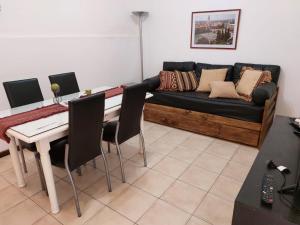 a living room with a couch and a table with chairs at Dpto Microcentro Rosario in Rosario