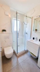 Koupelna v ubytování Apartment Merry Center & Beach + 10 fotografií