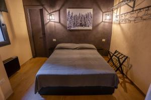 um quarto com uma cama num quarto em Appartamenti le Scalette G e D em Osimo