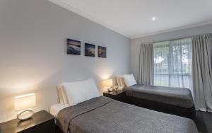 Giường trong phòng chung tại Best Western Colonial Village Motel