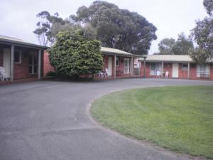 an empty parking lot in front of a building at Best Western Colonial Village Motel in Warrnambool