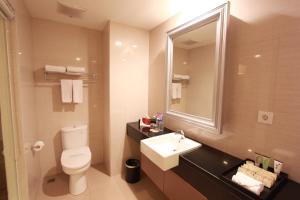 A bathroom at Pranaya Boutique Hotel