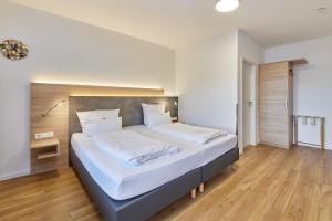Postel nebo postele na pokoji v ubytování Moselhotel Weinhaus Simon `Sauna`Restaurant`ELadesäule