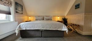 um quarto com uma cama grande e uma janela em The Mon Fort em Bridlington